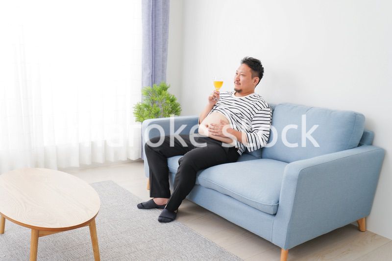 お酒の飲み過ぎで肥満の男性