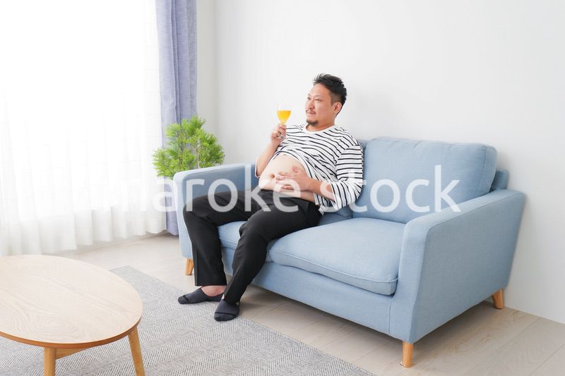 お酒の飲み過ぎで肥満の男性