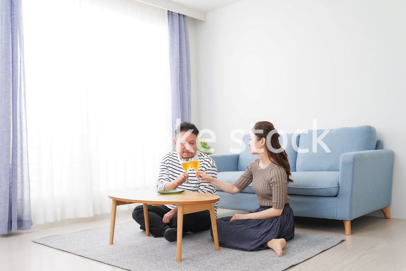おうちで乾杯をする若い男女