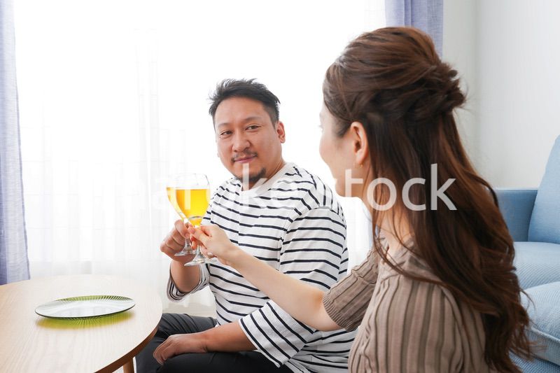 おうちで乾杯をする若い男女