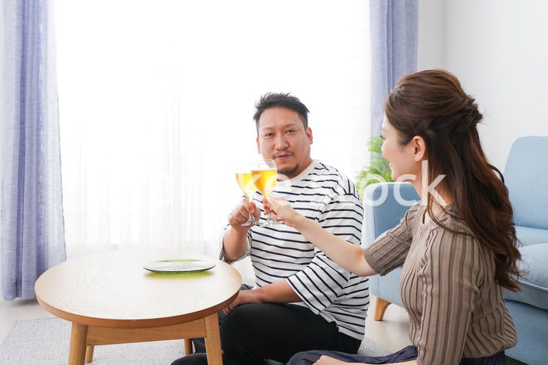 おうちで乾杯をする若い男女