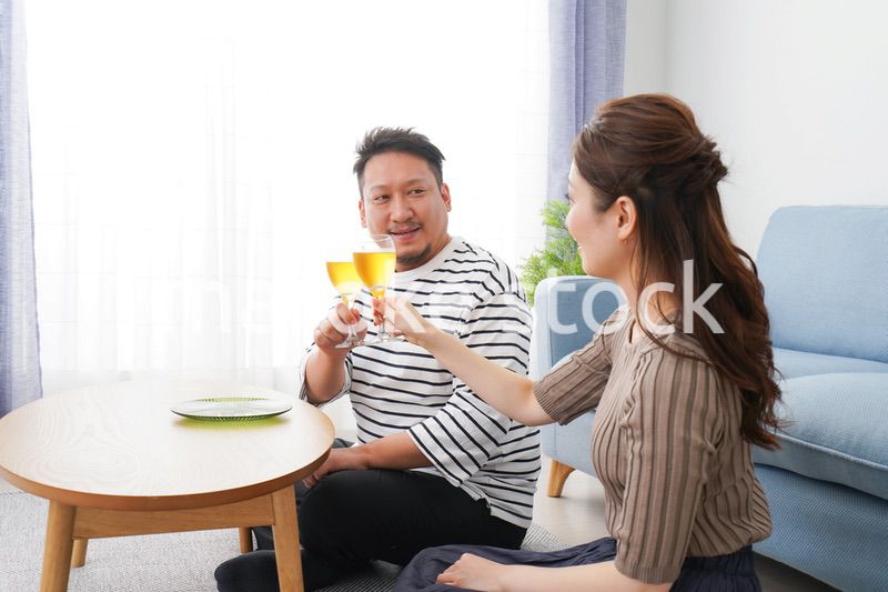 おうちで乾杯をする若い男女