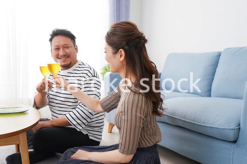 おうちで乾杯をする若い男女
