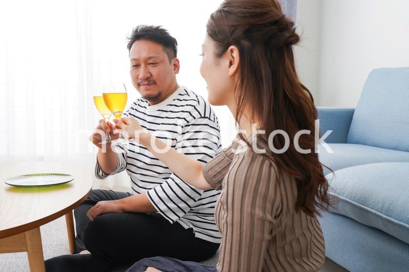 おうちで乾杯をする若い男女