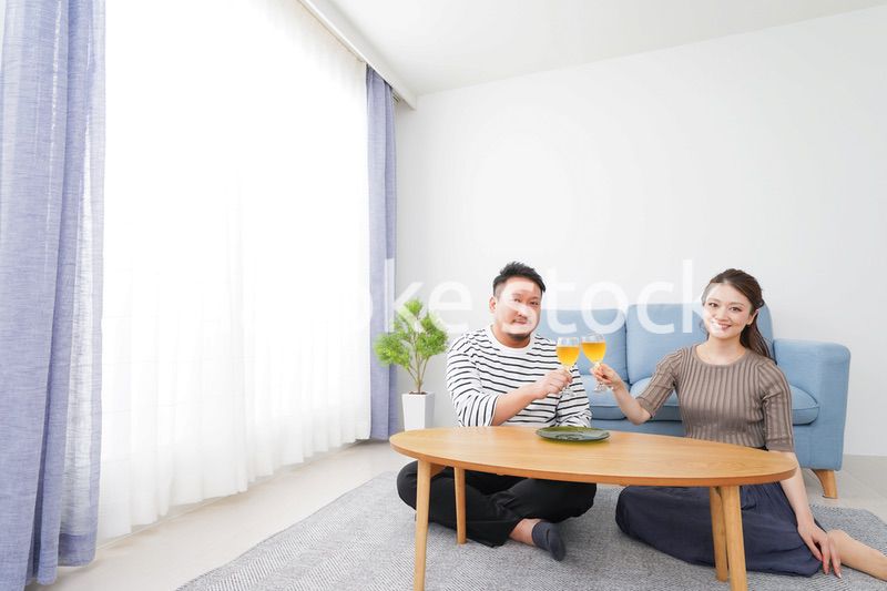 おうちで乾杯をする若い男女