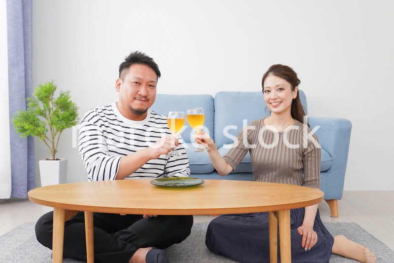 おうちで乾杯をする若い男女