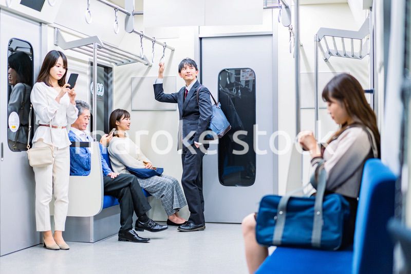 電車・地下鉄で移動する人々