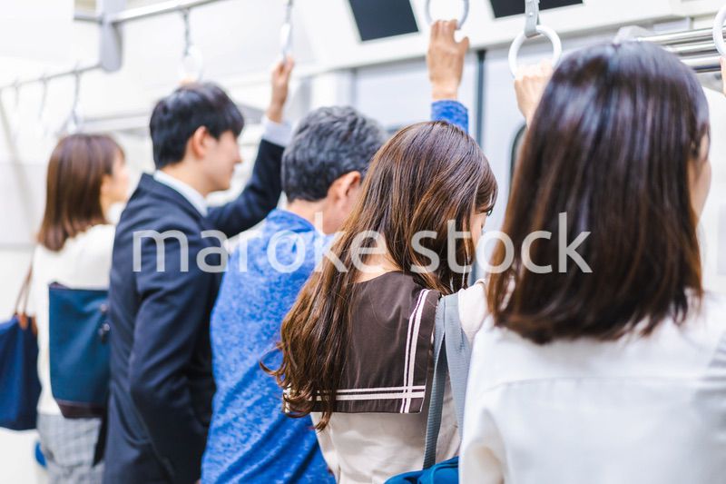 電車・地下鉄で移動する人々