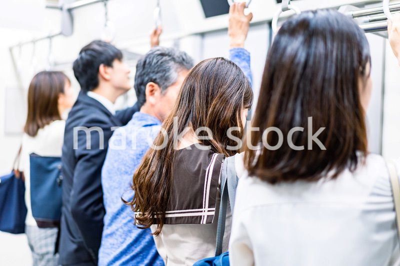 満員電車で通勤をするビジネスパーソン