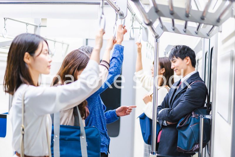 満員電車で通勤をするビジネスパーソン