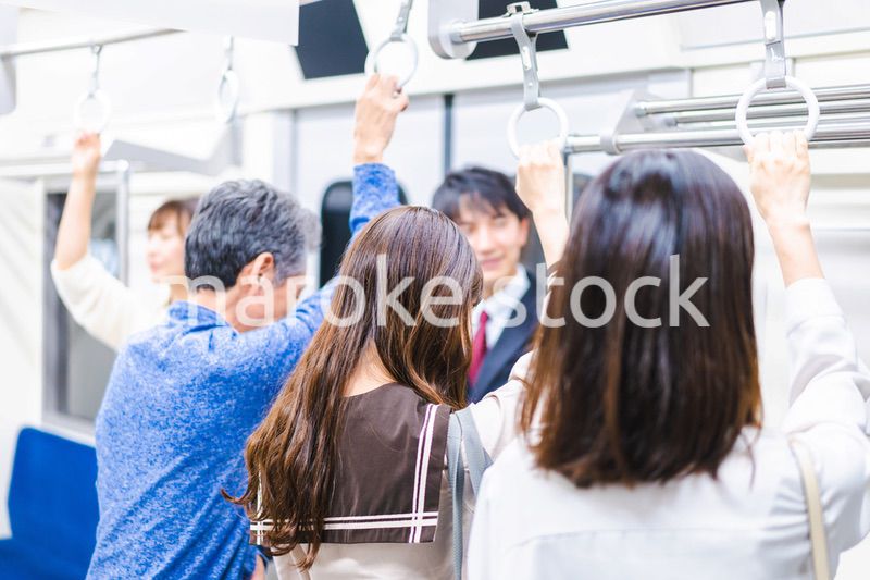 電車・地下鉄で移動する人々