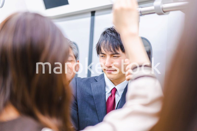 満員電車で通勤をするビジネスパーソン