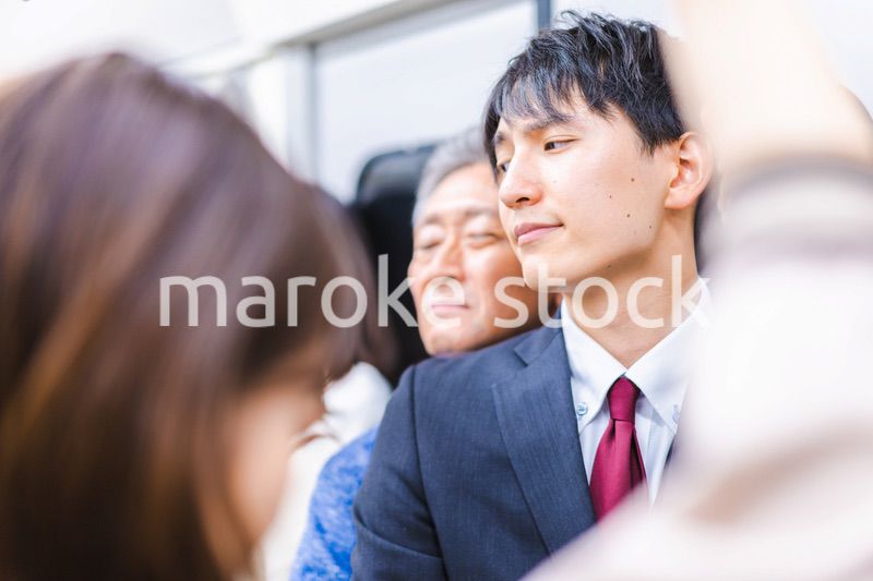 満員電車で通勤をするビジネスパーソン