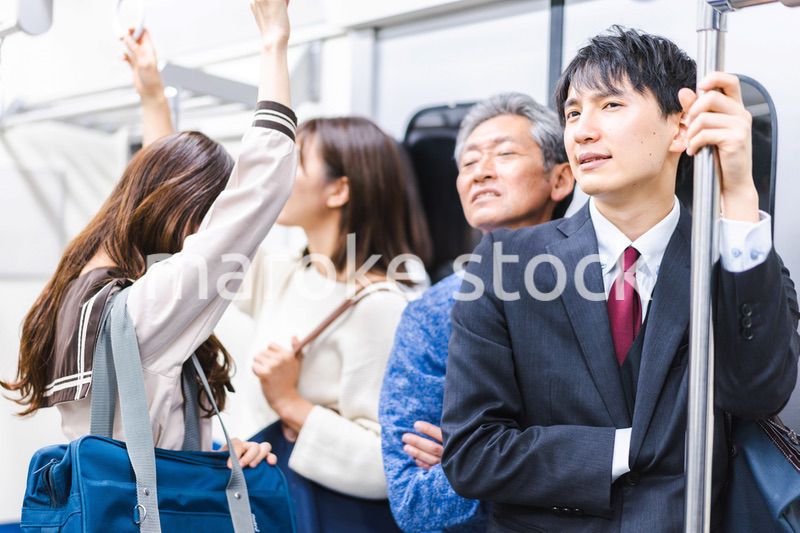 満員電車で通勤をするビジネスパーソン