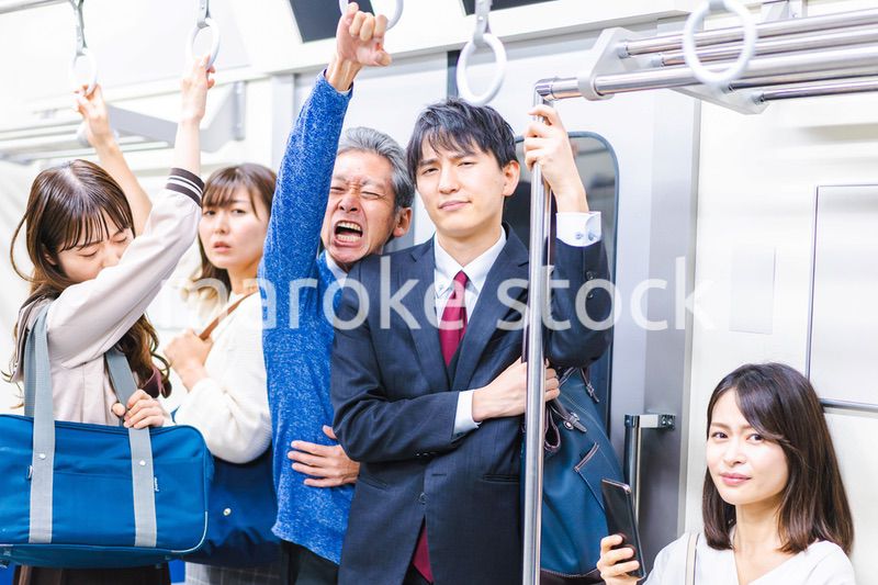 満員電車で通勤をするビジネスパーソン