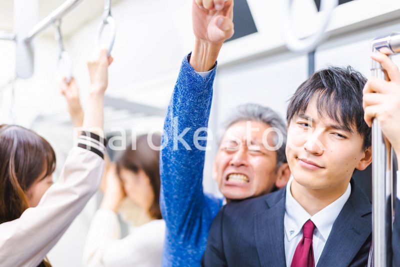満員電車で通勤をするビジネスパーソン