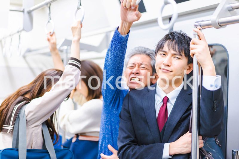 満員電車で通勤をするビジネスパーソン