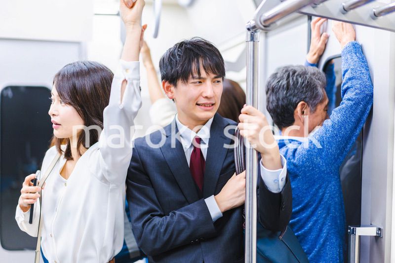 電車・地下鉄で移動する人々