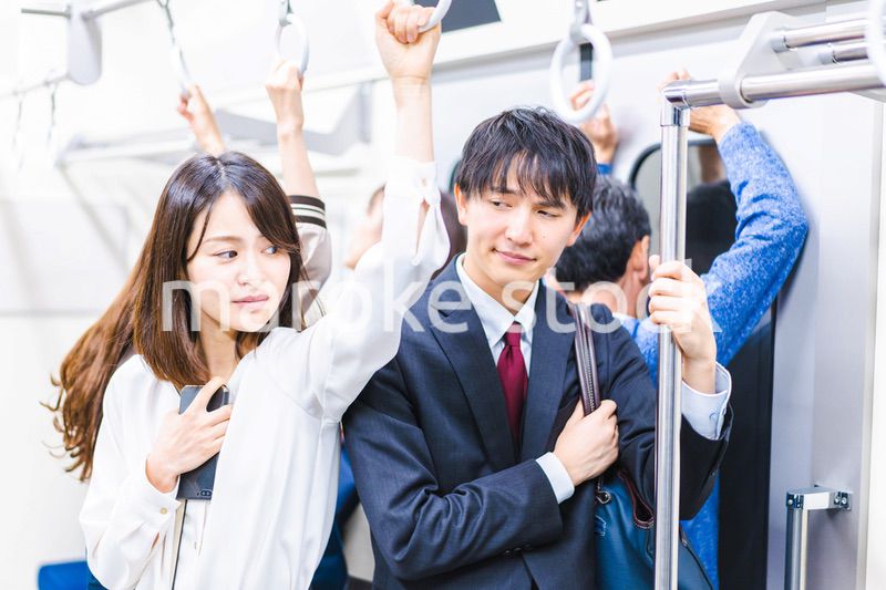 満員電車で通勤をするビジネスパーソン