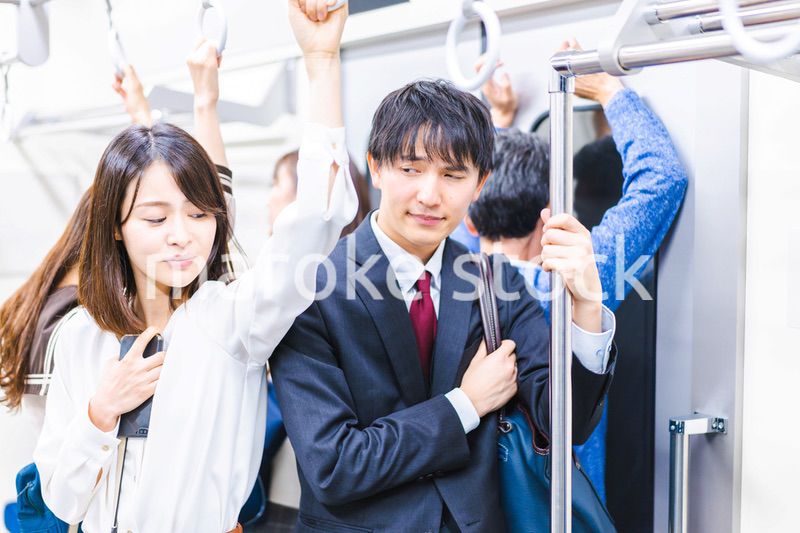 満員電車で通勤をするビジネスパーソン