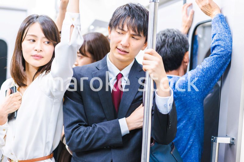 満員電車で通勤をするビジネスパーソン