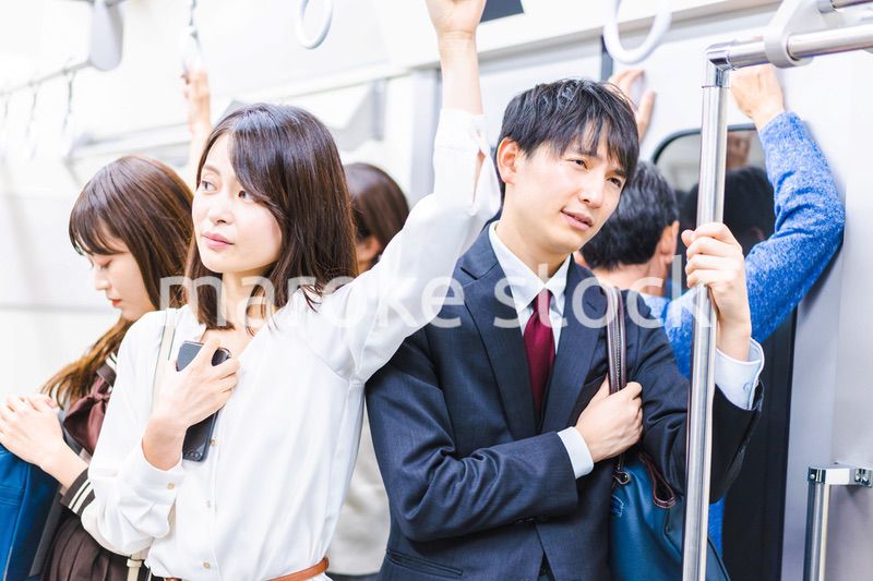 満員電車で通勤をするビジネスパーソン