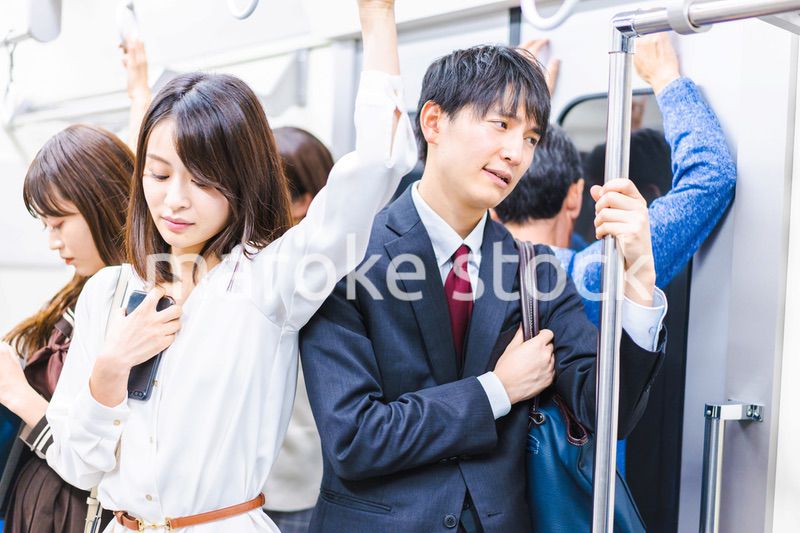満員電車で通勤をするビジネスパーソン