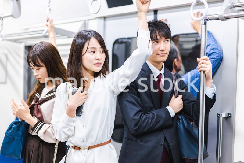 電車・地下鉄で移動する人々