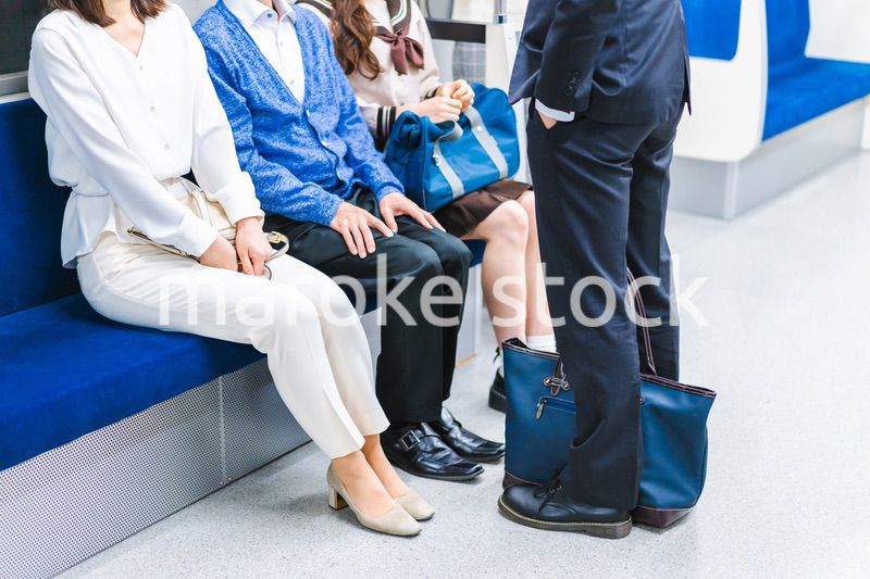 電車・地下鉄で移動する人々