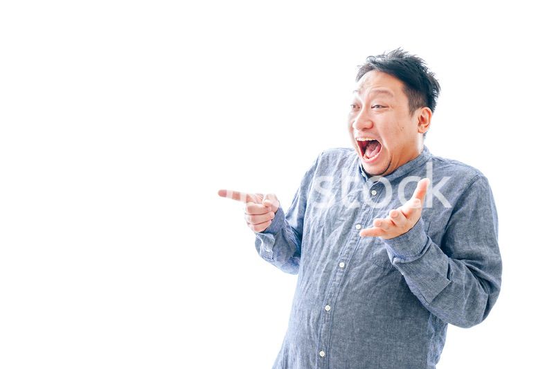 大爆笑をする中年男性