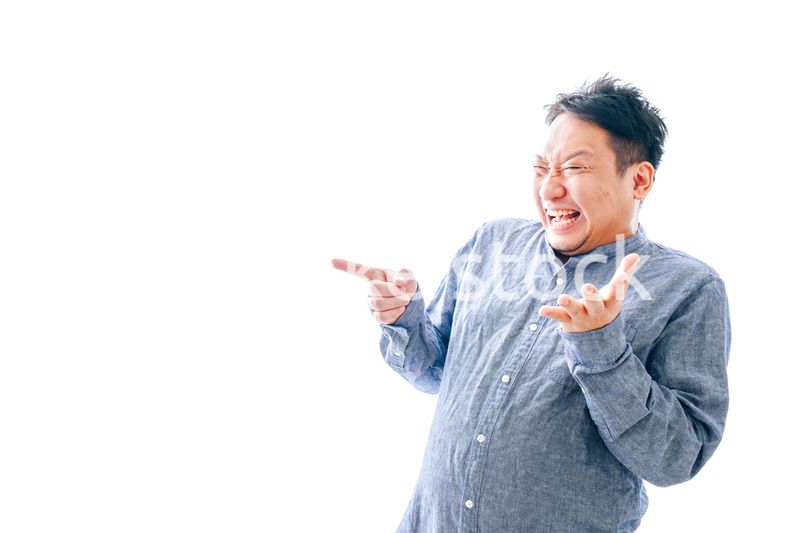 大爆笑をする中年男性