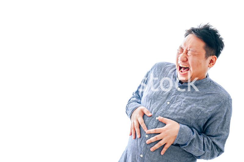 大爆笑をする中年男性