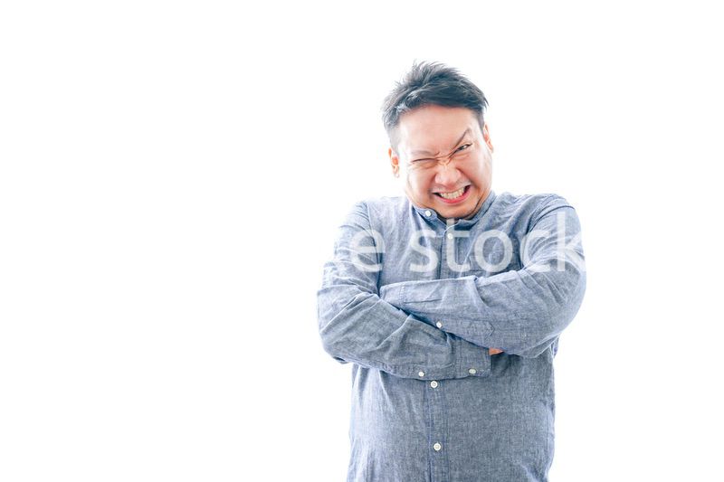 大激怒をする中年男性