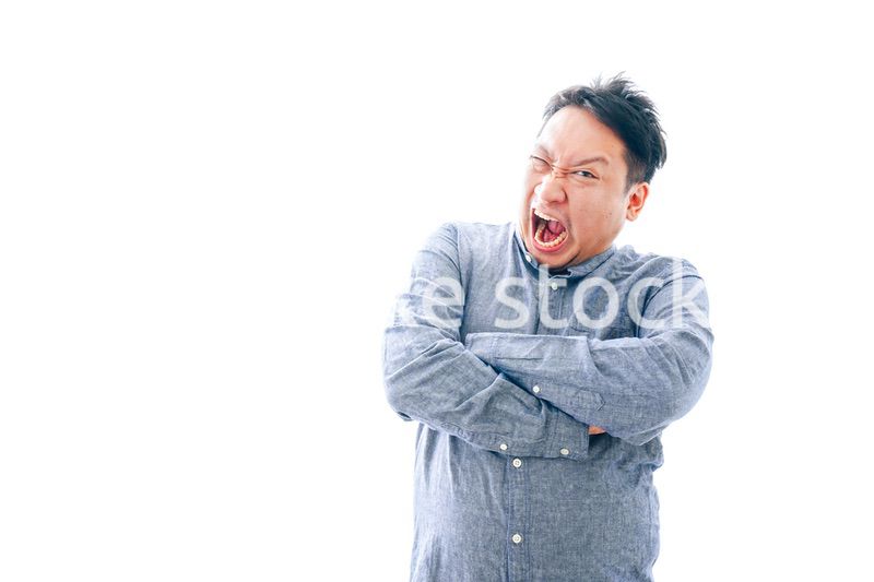 大激怒をする中年男性