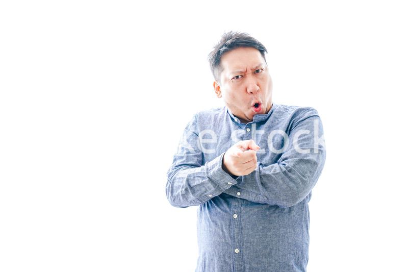 大激怒をする中年男性