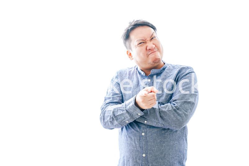 大激怒をする中年男性