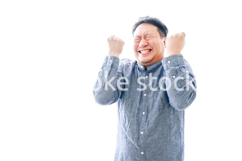 大喜びをする中年男性