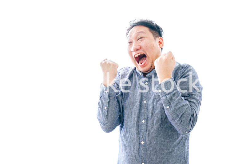 大喜びをする中年男性