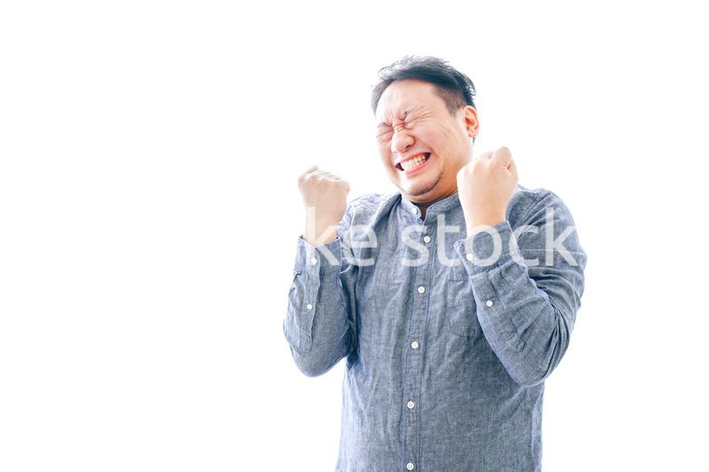 大喜びをする中年男性