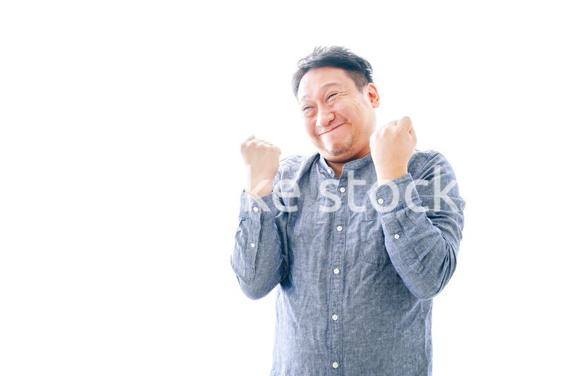 大喜びをする中年男性