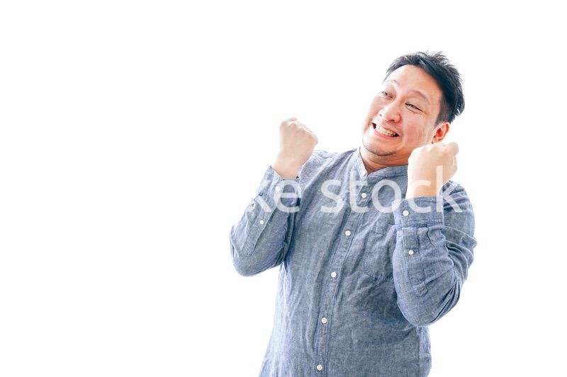 大喜びをする中年男性