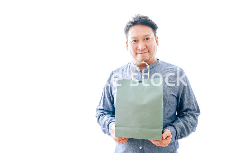プレゼントを購入する中年男性