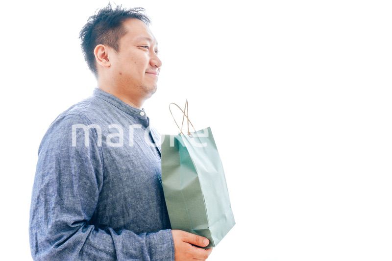 プレゼントを購入する中年男性