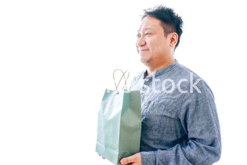 プレゼントを購入する中年男性