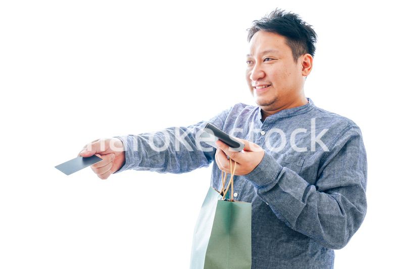 プレゼントを購入する中年男性