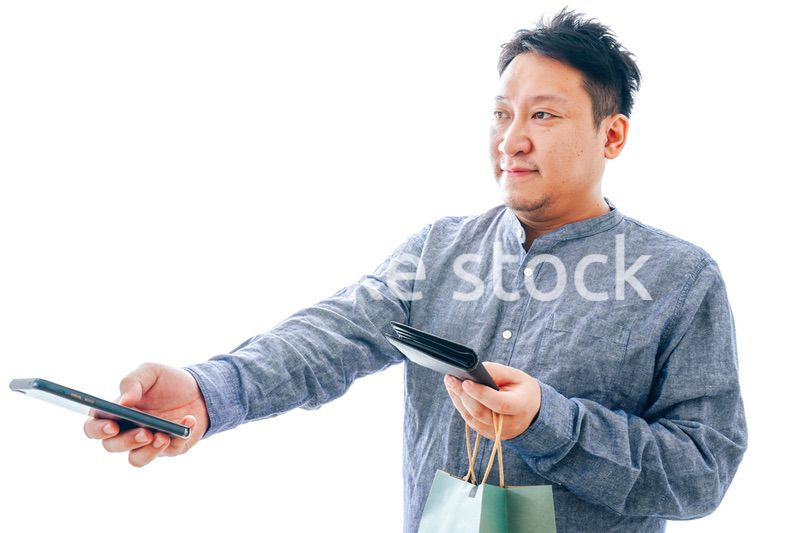 プレゼントを購入する中年男性