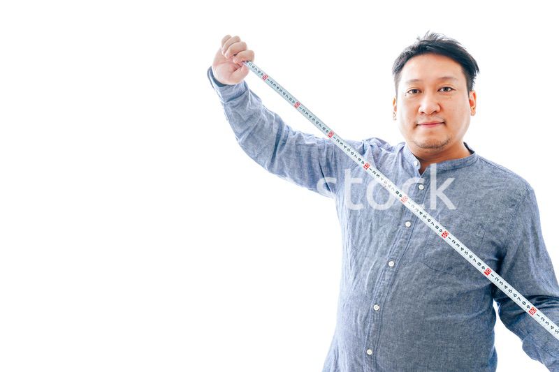 DIYをする中年男性