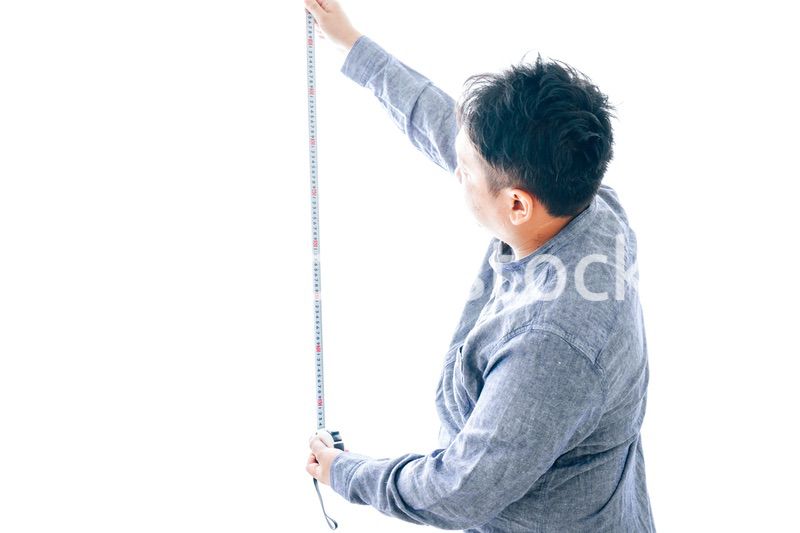 DIYをする中年男性