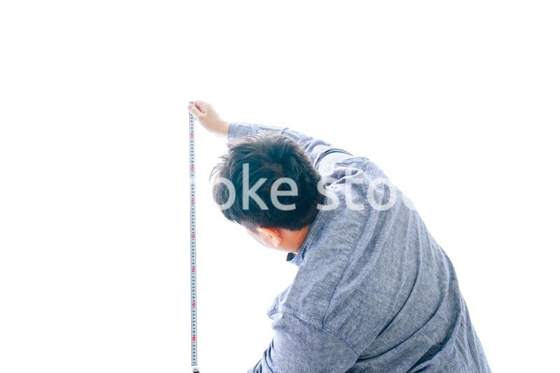 DIYをする中年男性