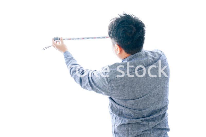 DIYをする中年男性